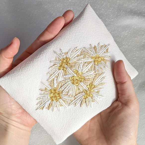【天然染色日本刺繍】 真綿カイロ (サシェ)   “黄金菱模様(こがねひしもよう)” 2枚目の画像