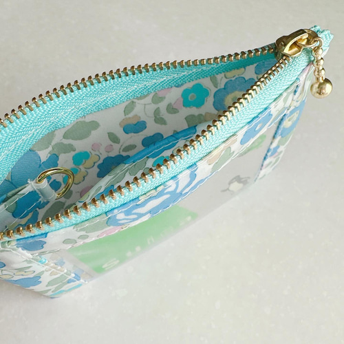 リバティ「ベッツィ 」（サックスネオン）パスケース&リールストラップ