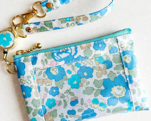 リバティ「ベッツィ 」（サックスネオン）パスケース&リールストラップ