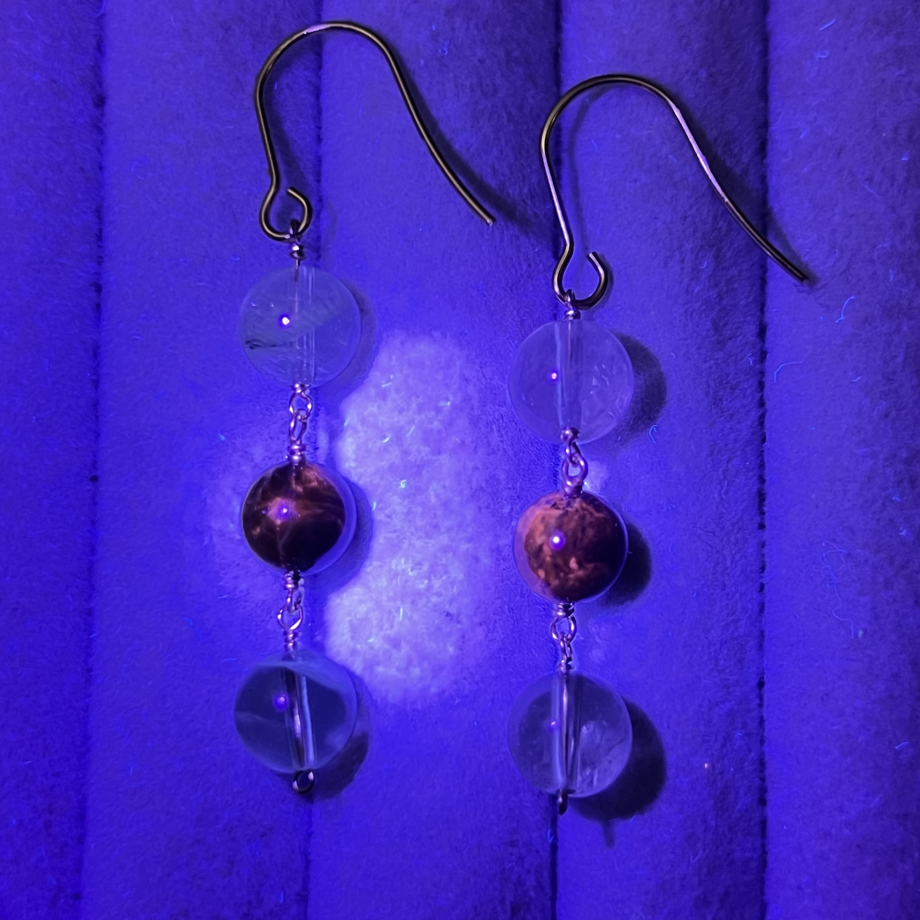 ブルーハックマナイト と オリゴクレース のストレートラインピアス 高品質 ミックスカラー　#晴れやかブルーの作品