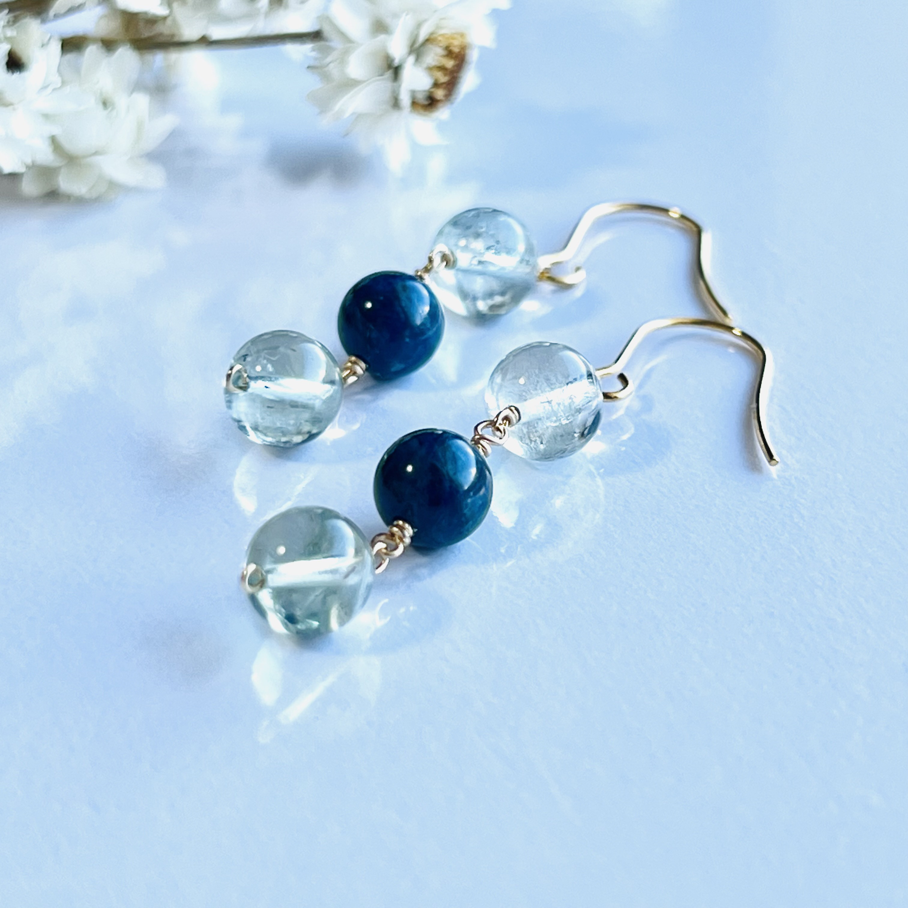 ブルーハックマナイト と オリゴクレース のストレートラインピアス 高品質 ミックスカラー　#晴れやかブルーの作品