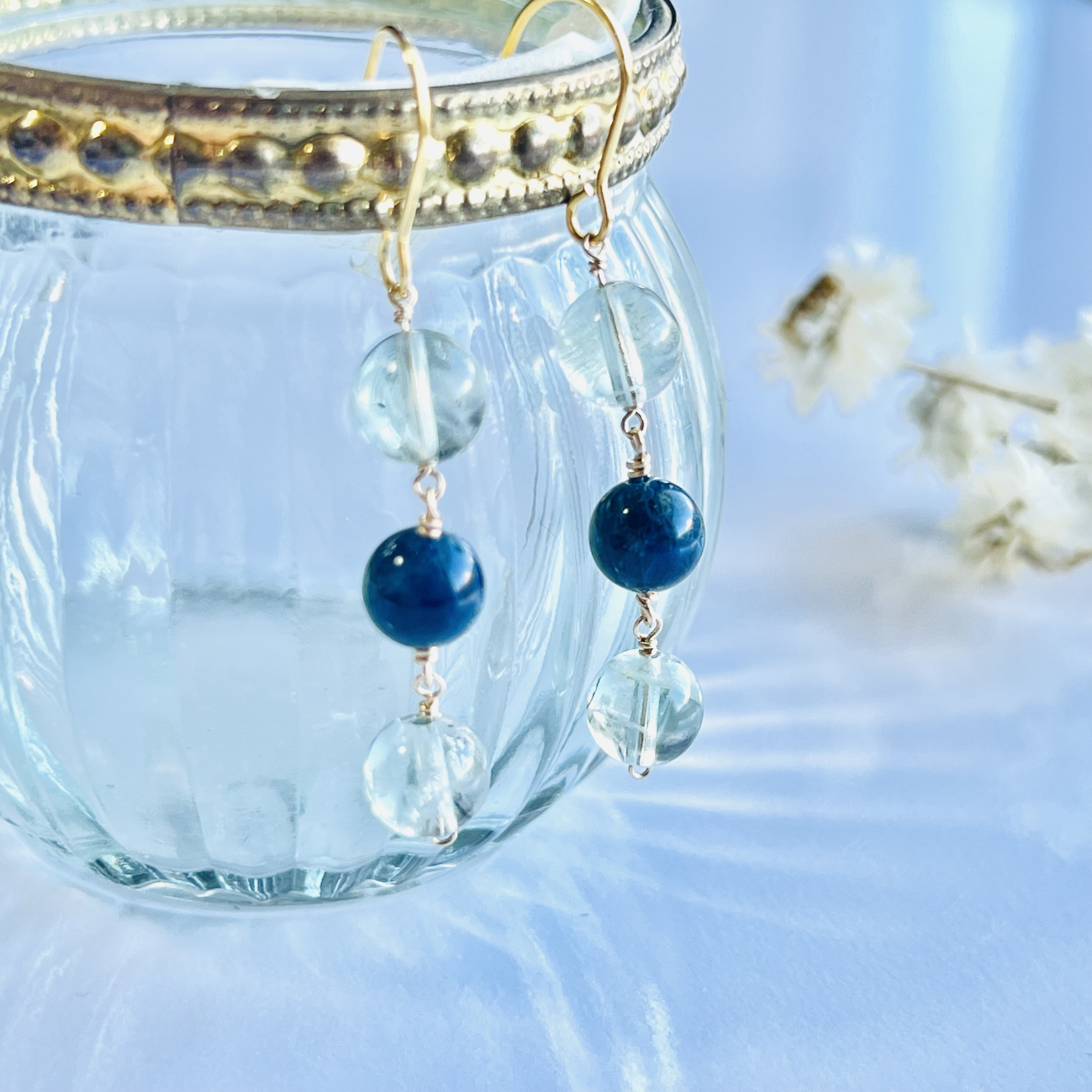 ブルーハックマナイト と オリゴクレース のストレートラインピアス 高品質 ミックスカラー　#晴れやかブルーの作品