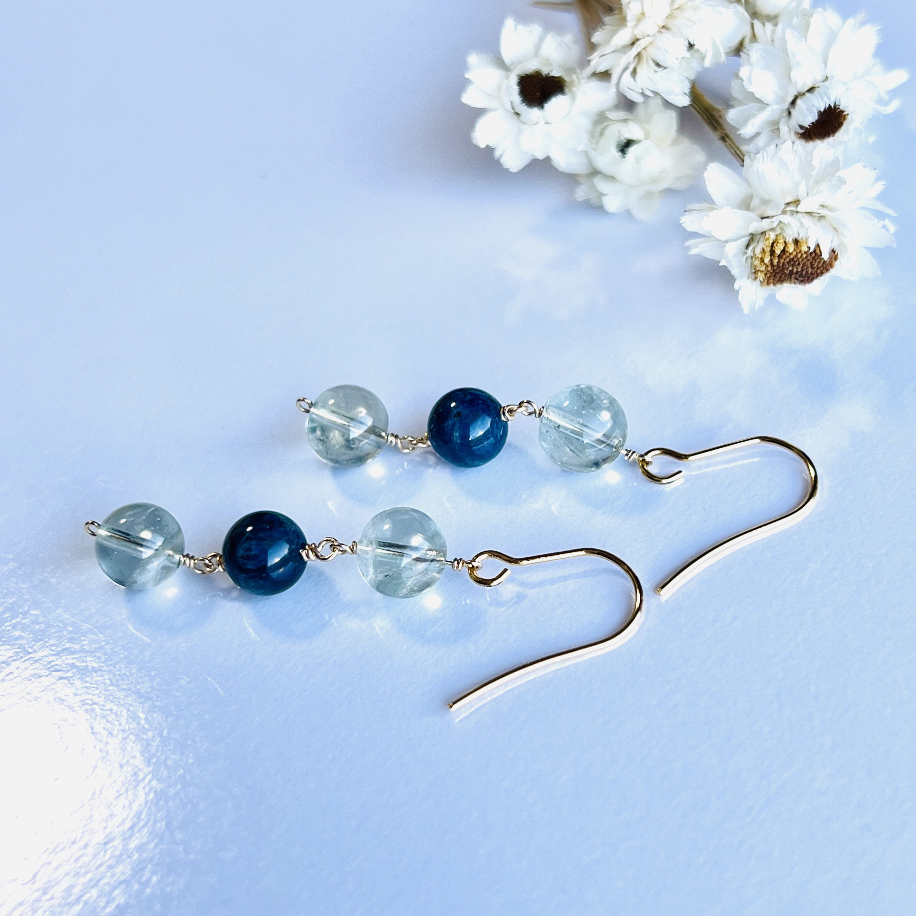 ブルーハックマナイト と オリゴクレース のストレートラインピアス 高品質 ミックスカラー　#晴れやかブルーの作品