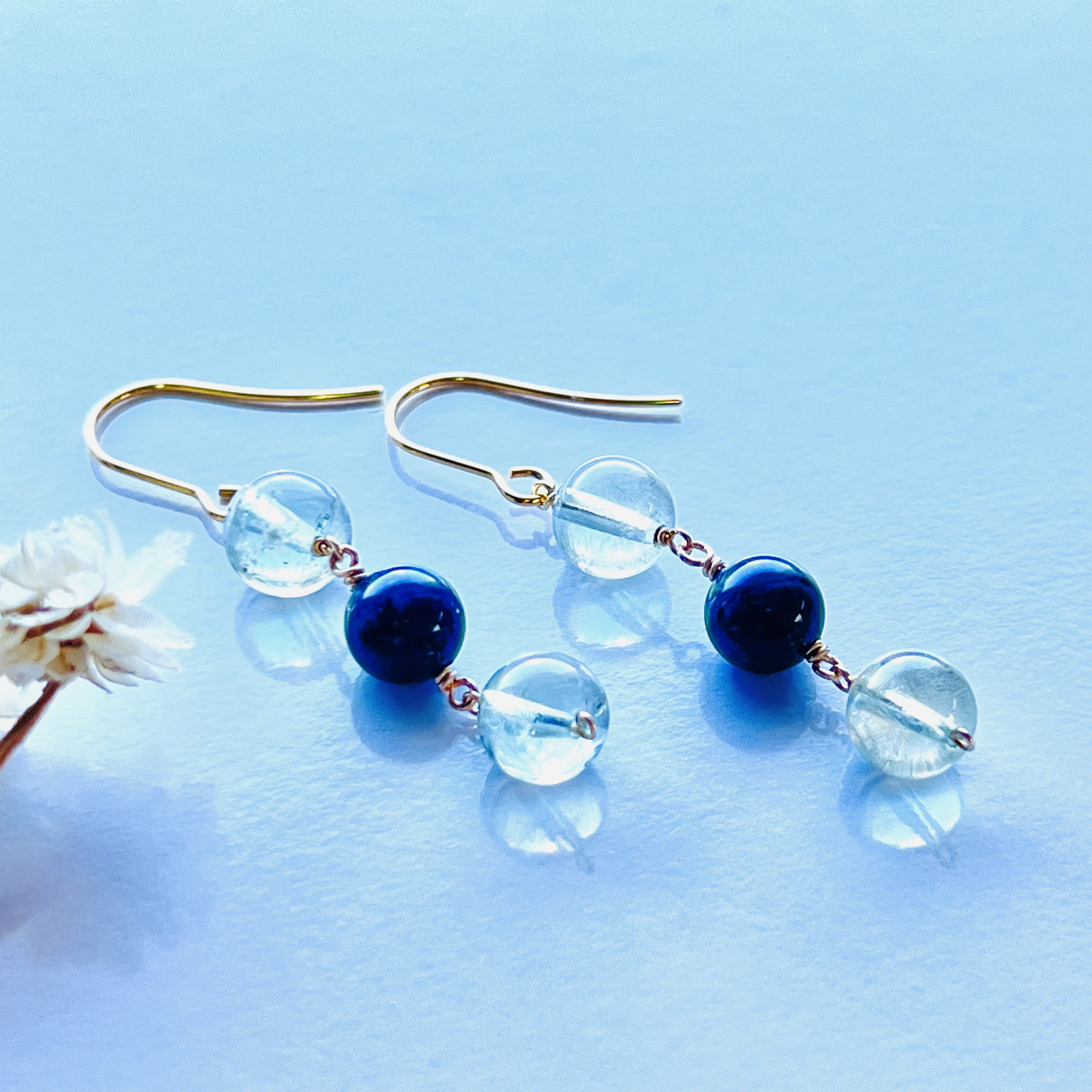 ブルーハックマナイト と オリゴクレース のストレートラインピアス 高品質 ミックスカラー　#晴れやかブルーの作品