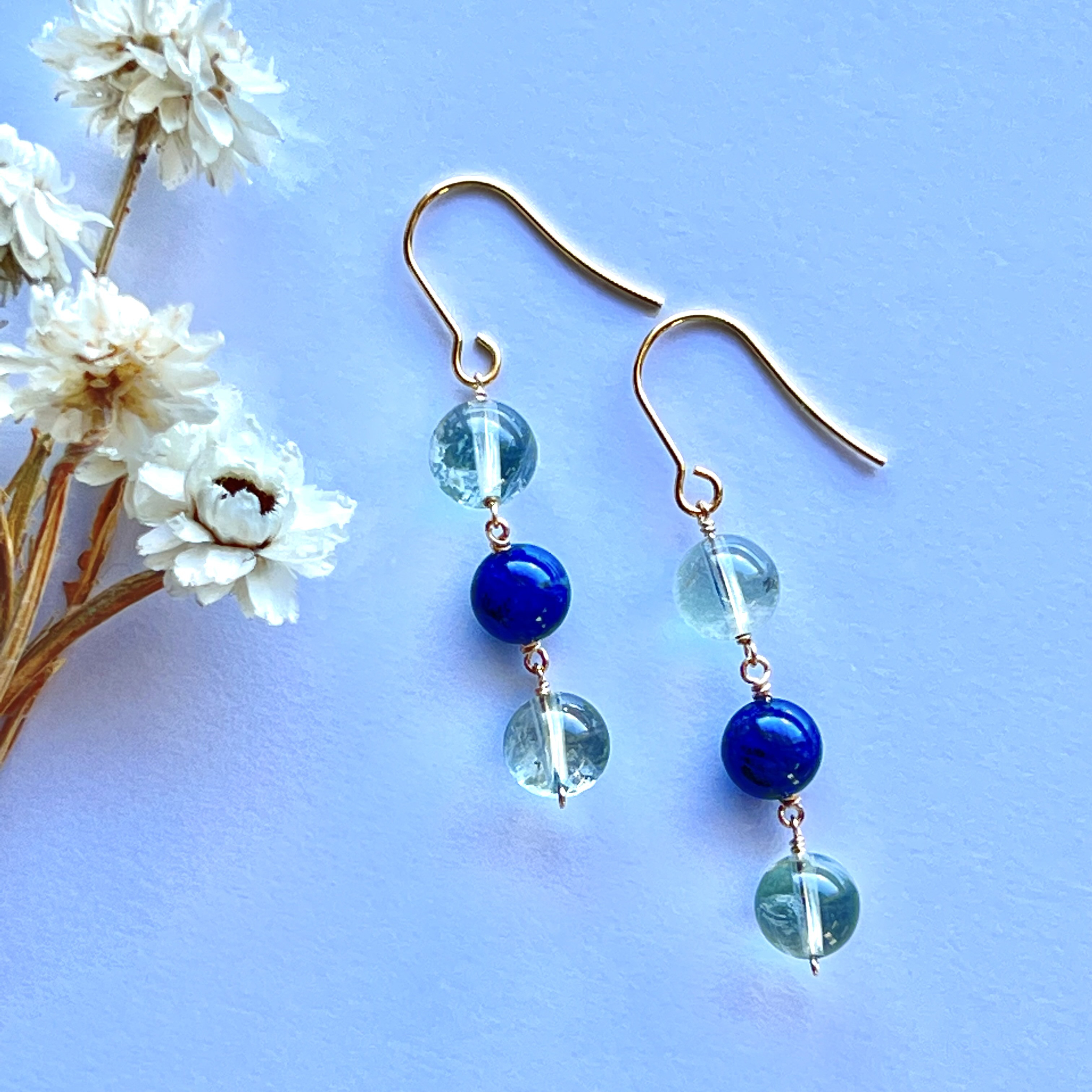 ブルーハックマナイト と オリゴクレース のストレートラインピアス 高品質 ミックスカラー　#晴れやかブルーの作品