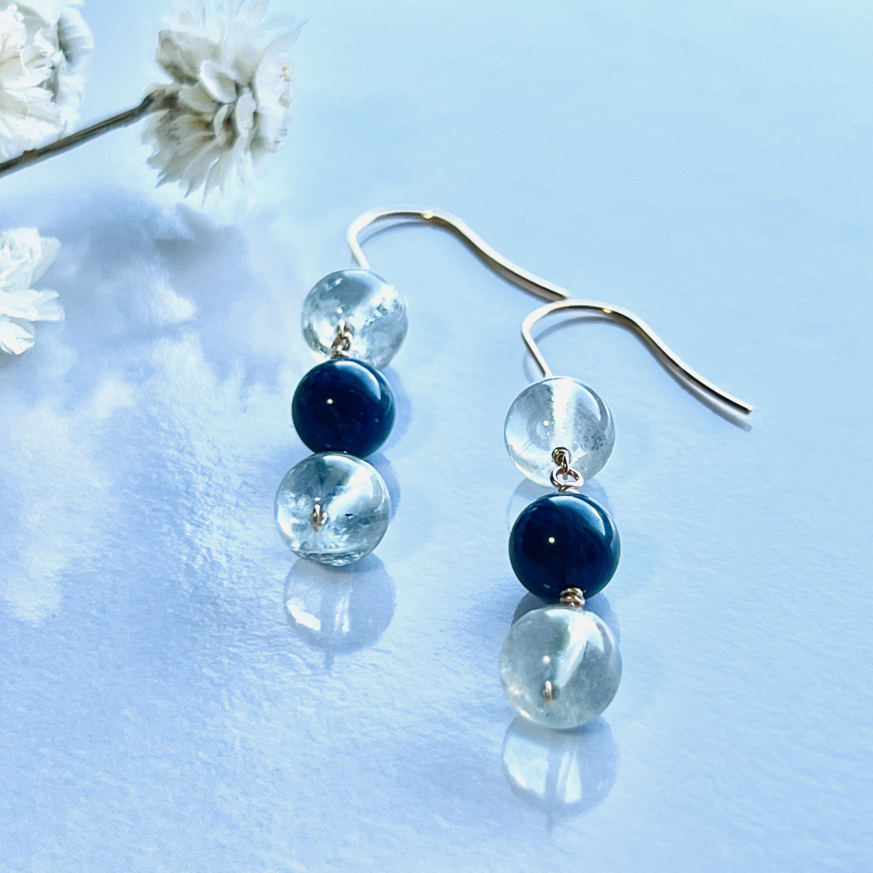 ブルーハックマナイト と オリゴクレース のストレートラインピアス 高品質 ミックスカラー　#晴れやかブルーの作品