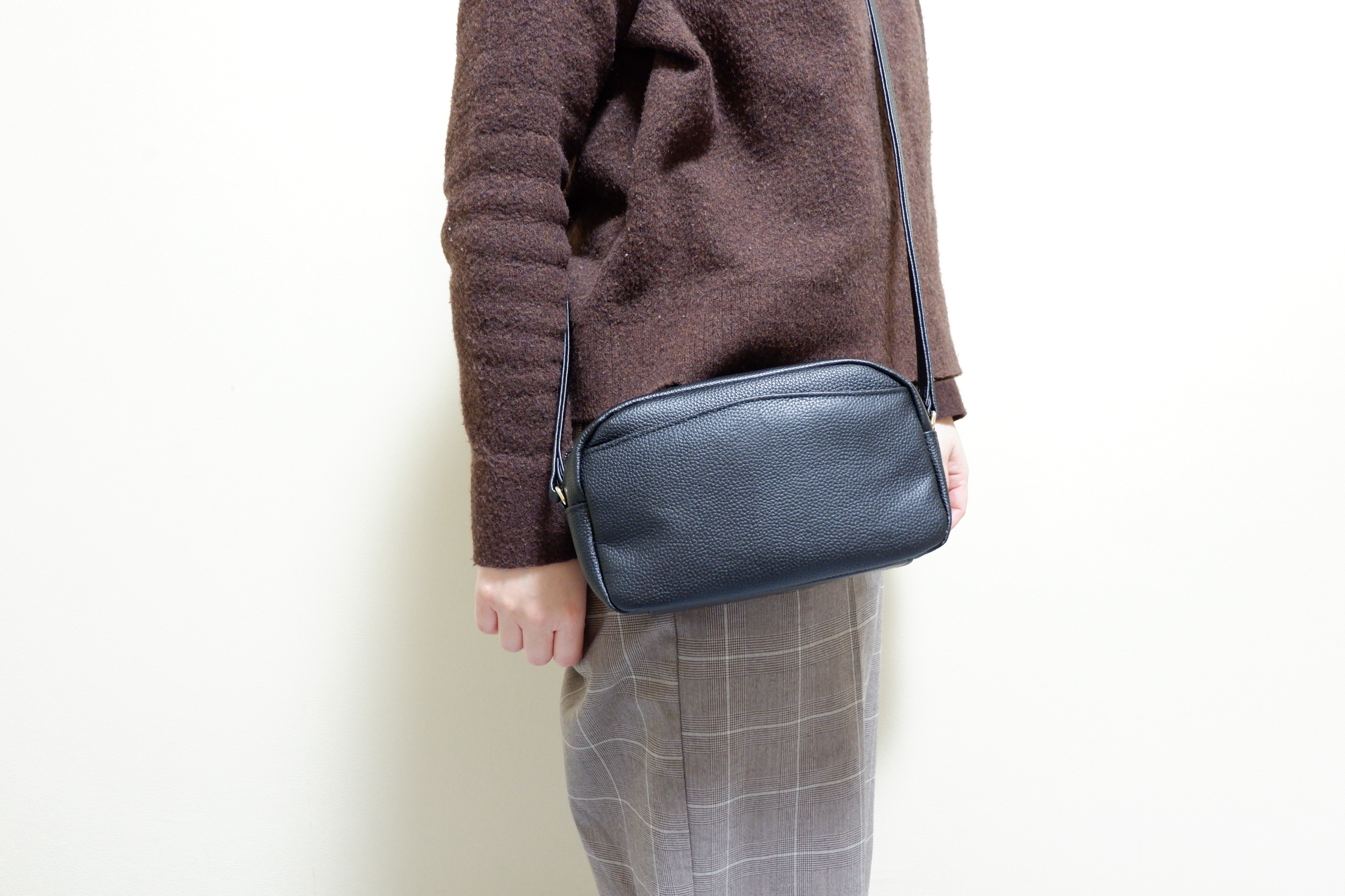 牛革　天ファスナー　前ポケット付　横長ポシェット