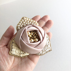 【くすみピンク】ばらのコサージュ/ブローチ/薔薇/くすみピンク×金/オートクチュール刺繍/パール/[23PK01P] 7枚目の画像