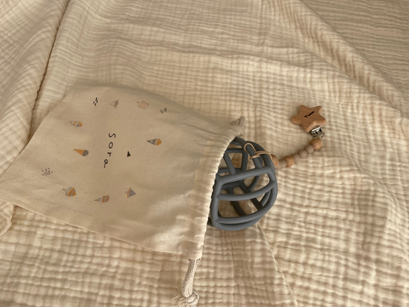 出産祝い名入り巾着・ベビーボール・シリコン食器スプーン・おしゃぶりホルダー・男の子・女の子　アイス　ブルー 6枚目の画像