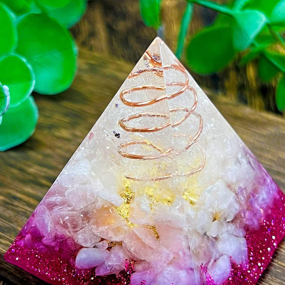 ピラミッド型オルゴナイト ローズクォーツ ピンクトルマリン クンツァイト 金箔入り 5枚目の画像