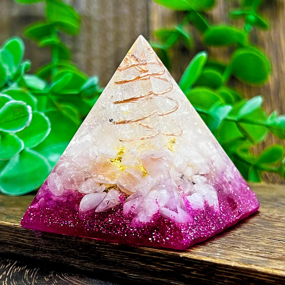 ピラミッド型オルゴナイト ローズクォーツ ピンクトルマリン クンツァイト 金箔入り 1枚目の画像