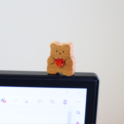 桜の木から生まれたパソコンにちょこんとくまちゃん 木製モニター