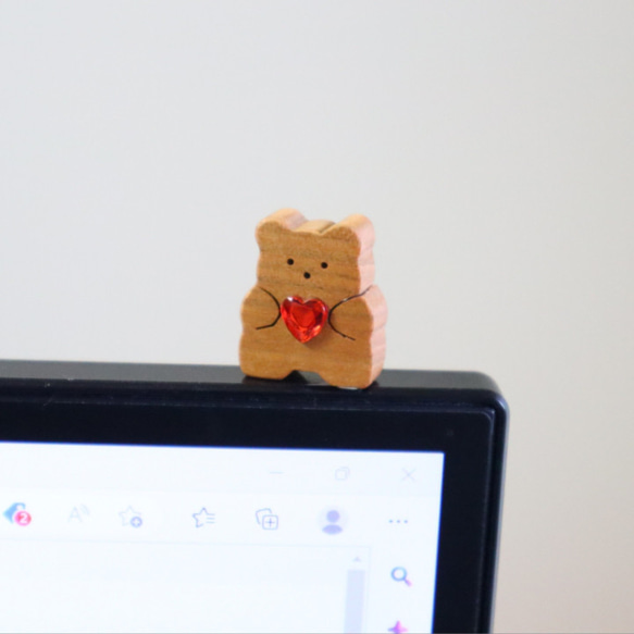 桜の木から生まれたパソコンにちょこんとくまちゃん 木製モニター