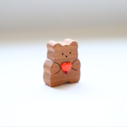 桜の木から生まれたパソコンにちょこんとくまちゃん 木製モニター