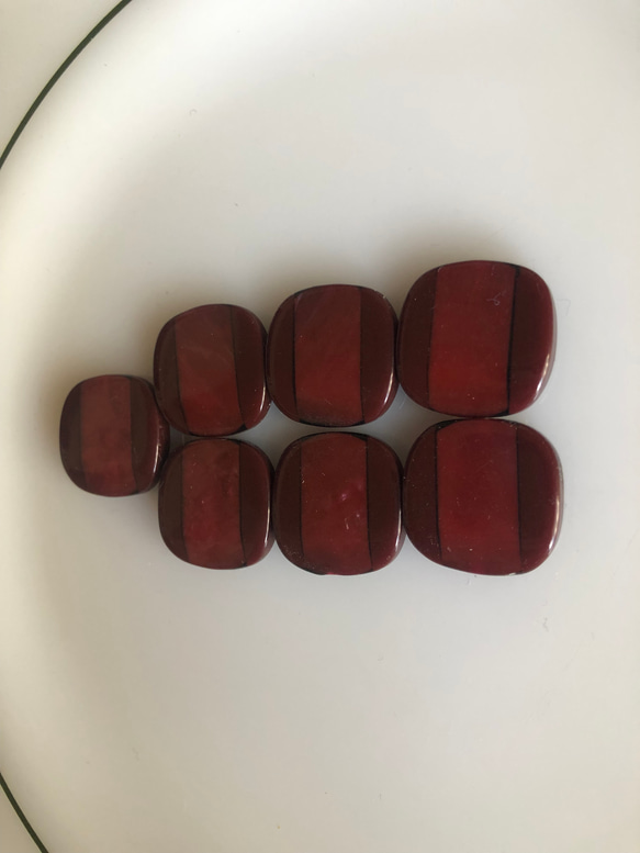アンティーク ボタン 7個　ビンテージ 昭和 レトロ 個性的 ハンドメイド素材 日本製 ポップ アクセ 赤　レッド 2枚目の画像