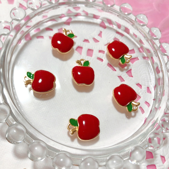 10個　りんご　赤　フルーツ　ゴールド　エナメル　チャーム　アモール 3枚目の画像