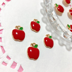 10個　りんご　赤　フルーツ　ゴールド　エナメル　チャーム　アモール 2枚目の画像