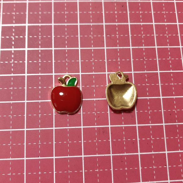 10個　りんご　赤　フルーツ　ゴールド　エナメル　チャーム　アモール 4枚目の画像