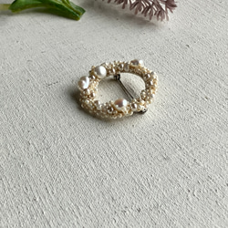 月の真珠　I  淡水パールと絹糸のブローチ　大　beaded circle brooch　 4枚目の画像