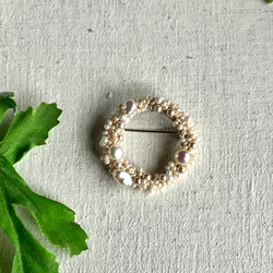 月の真珠　I  淡水パールと絹糸のブローチ　大　beaded circle brooch　 1枚目の画像