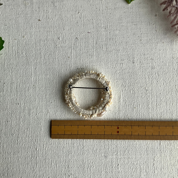 月の真珠　I  淡水パールと絹糸のブローチ　大　beaded circle brooch　 6枚目の画像