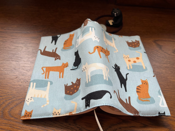 ゴシックスタイル猫の文庫本カバー（水色） 3枚目の画像