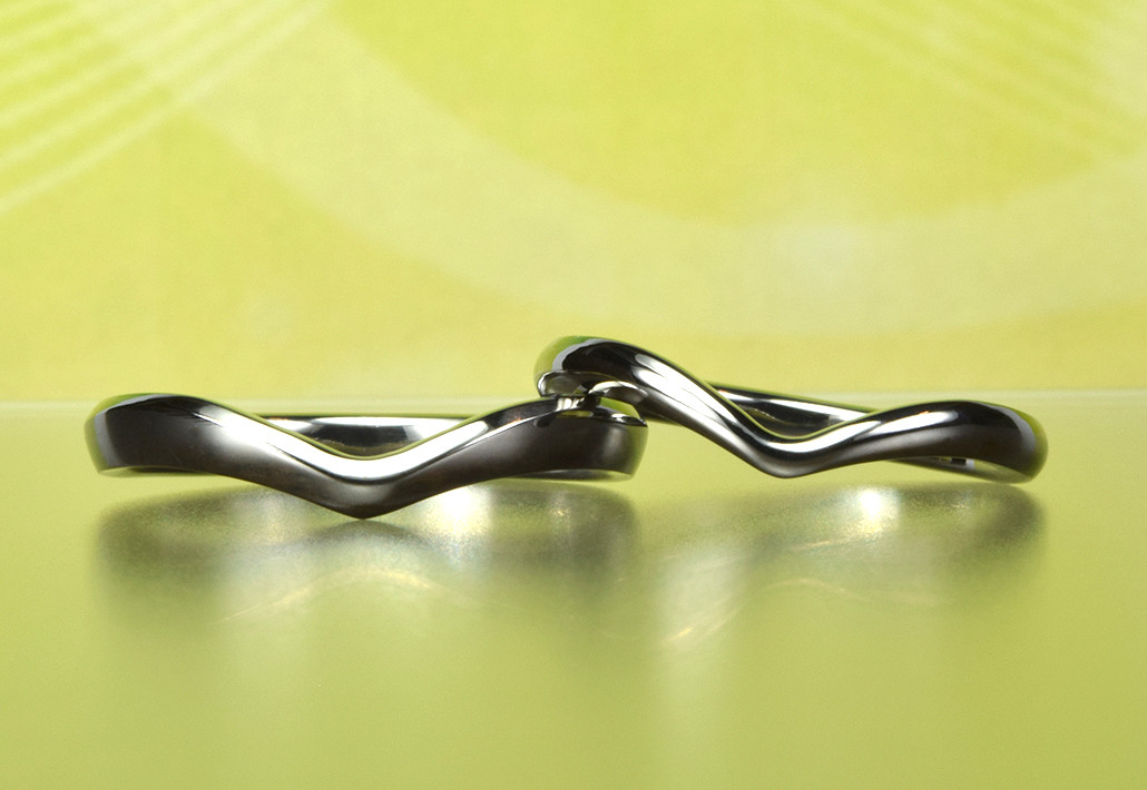 オリジナル結婚指輪｜指が長く見えるシリーズ　Vシェイプセンター絞り｜ラウンド 【MG-084】