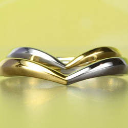 オリジナル結婚指輪（マリッジリング）指が長く見えるシリーズ　Vシェイプ/ハーフ　＜K18＆プラチナ＞　MG-096-00 1枚目の画像