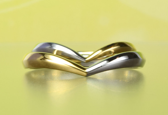 オリジナル結婚指輪（マリッジリング）指が長く見えるシリーズ　Vシェイプ/ハーフ　＜K18＆プラチナ＞　MG-096-00 1枚目の画像
