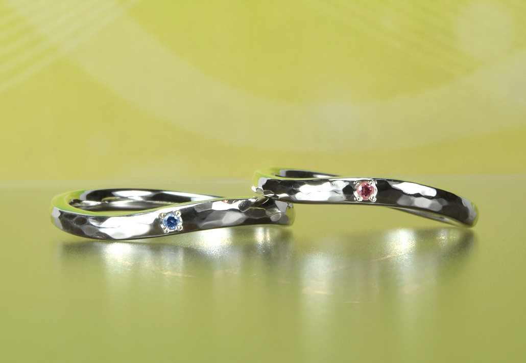 新作　結婚指輪（マリッジリング）槌目ウエーブ　守り石入り　メビウス/ラウンド 【MG-098-001】 108,000円