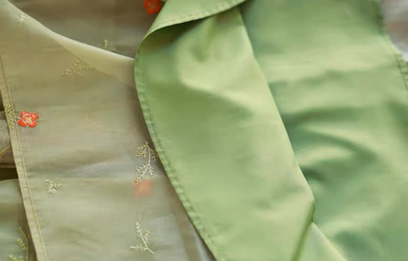 レトロなオーガンジー刺繡生地　とくるみボタンのロングワンピース　ウエストリボン【春秋】若草色 11枚目の画像