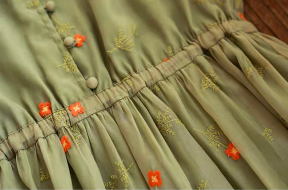 レトロなオーガンジー刺繡生地　とくるみボタンのロングワンピース　ウエストリボン【春秋】若草色 8枚目の画像