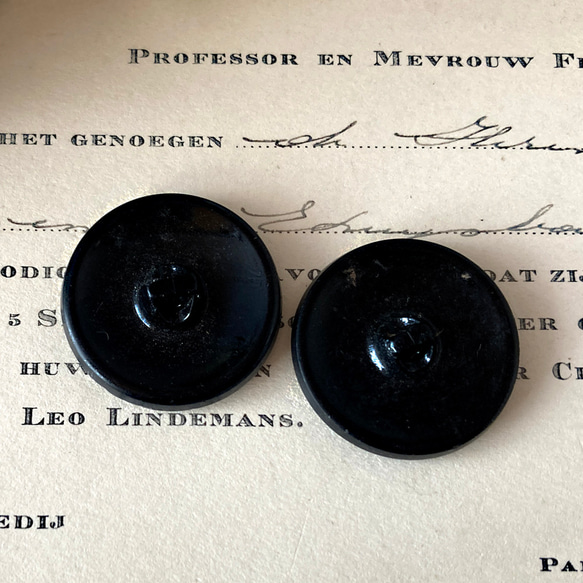 【送料無料】2個 1930s チェコ製 アンティーク ヴィンテージ 黒ガラスボタン 素材 [EY8425] 5枚目の画像
