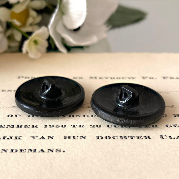 【送料無料】2個 1930s チェコ製 アンティーク ヴィンテージ 黒ガラスボタン 素材 [EY8430] 5枚目の画像