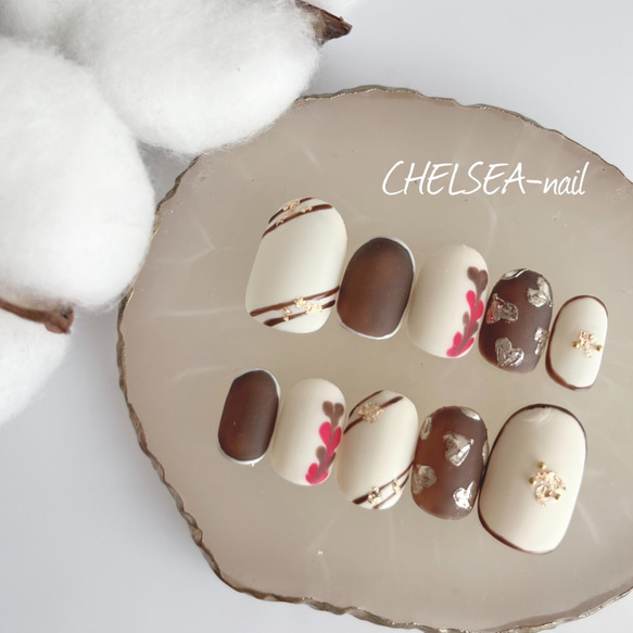 ハートチョコ ネイルチップ チョコレートカラーのフレンチとハートピーコック（F02-CP1-11