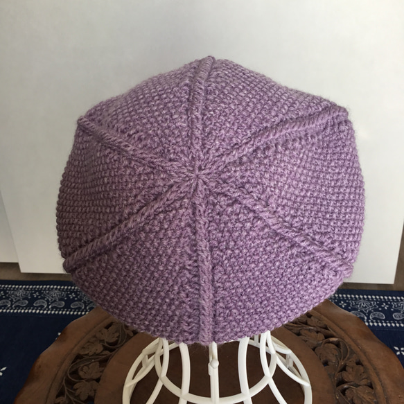 縁回りにケーブル編みをあしらった手編み（模様編み）の帽子 4枚目の画像