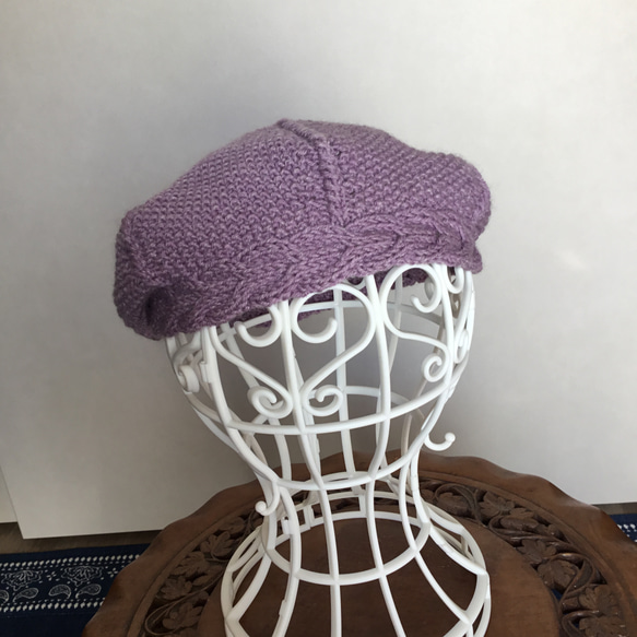 縁回りにケーブル編みをあしらった手編み（模様編み）の帽子 2枚目の画像