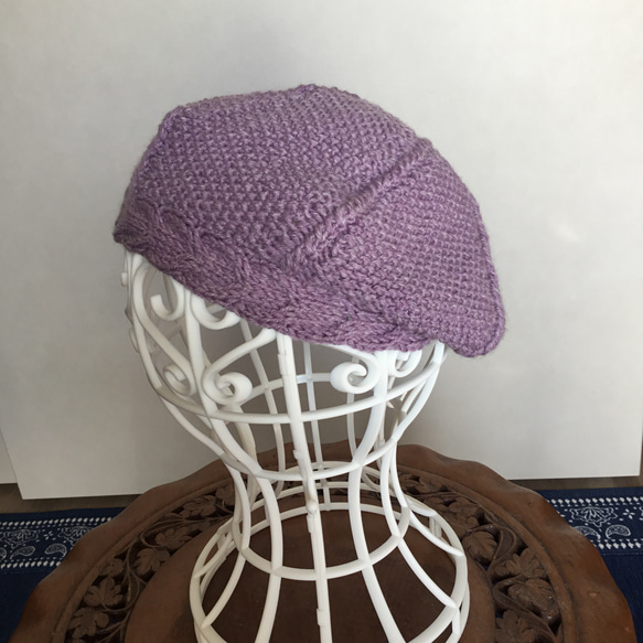 縁回りにケーブル編みをあしらった手編み（模様編み）の帽子 3枚目の画像
