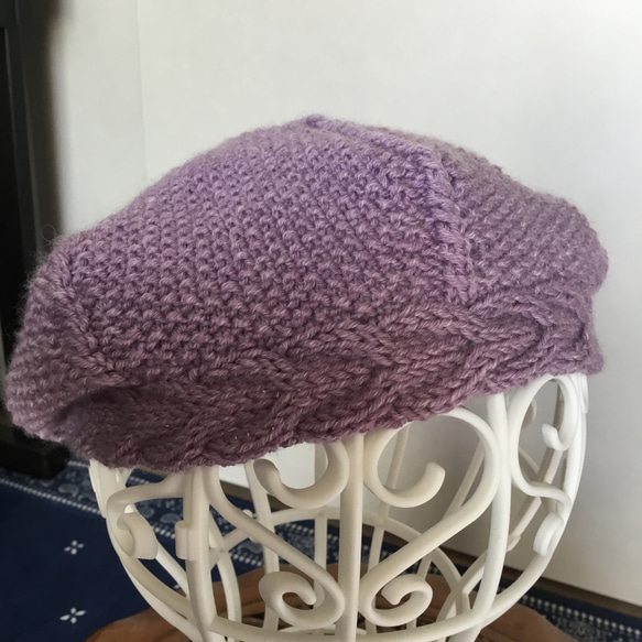 縁回りにケーブル編みをあしらった手編み（模様編み）の帽子 1枚目の画像