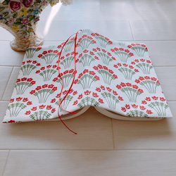 【B6用・四六判】FUWARI・染布 シリーズ　赤い花柄手帳カバー　ブックカバー 2枚目の画像