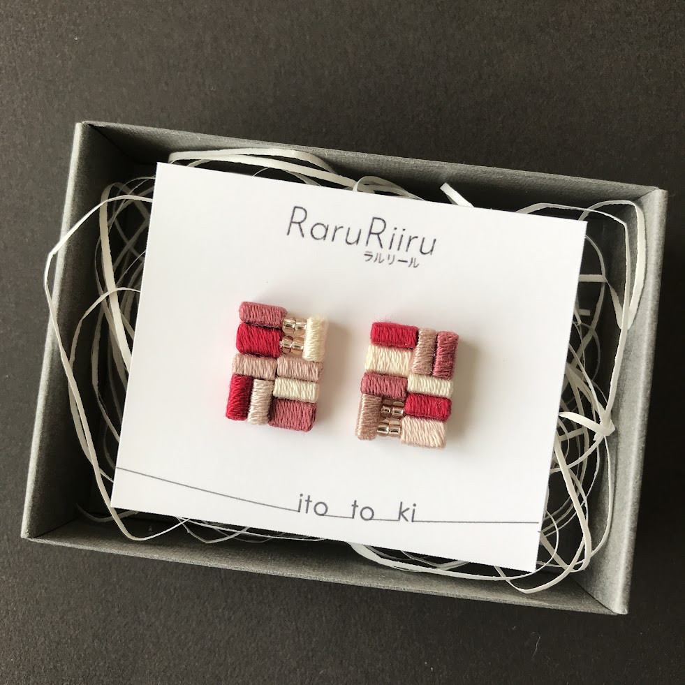 【冬】赤 ベージュ 白色 ピアス/イヤリング