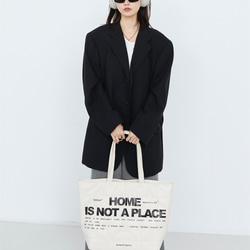米白色 Home is not a place 印字絎縫夾棉大托特包 大容量購物袋 第6張的照片