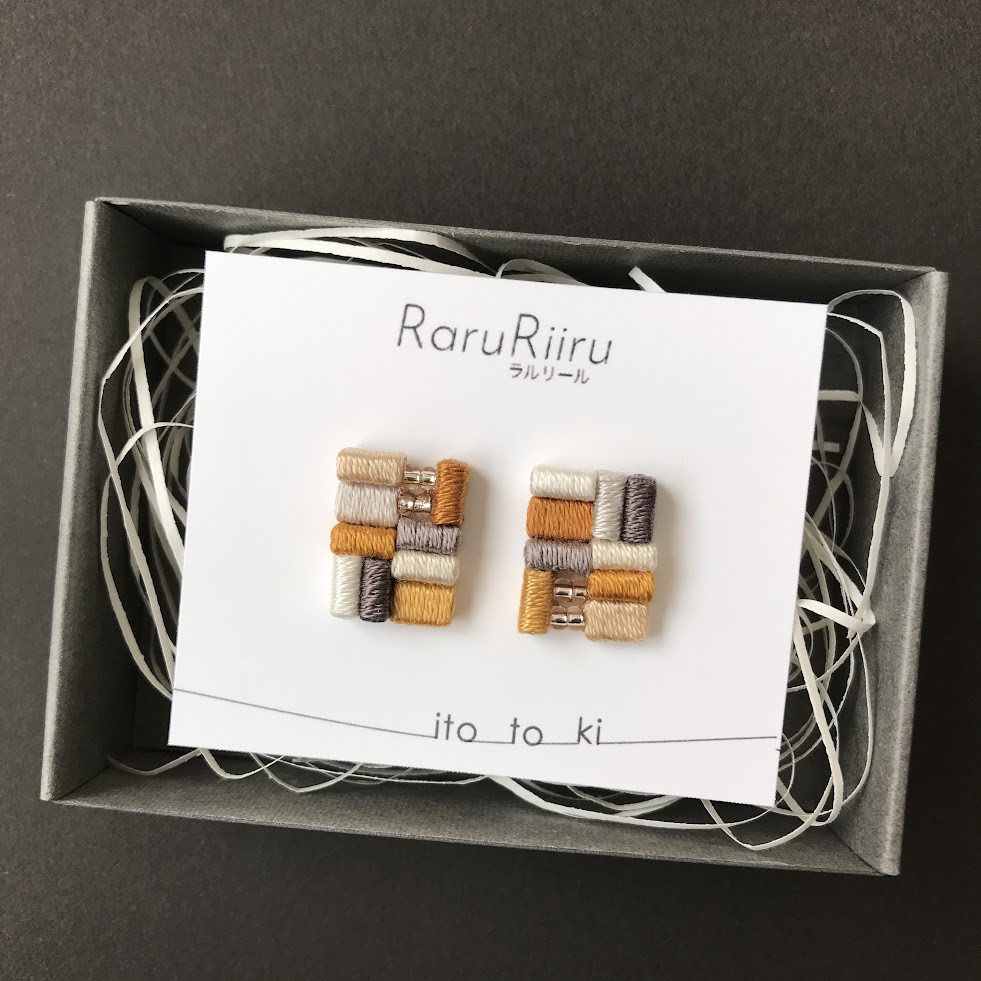 黄 灰 白色 ピアス/イヤリング