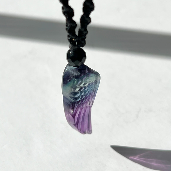 フローライトの天使の羽根　ネックレス（ブラック） 10枚目の画像