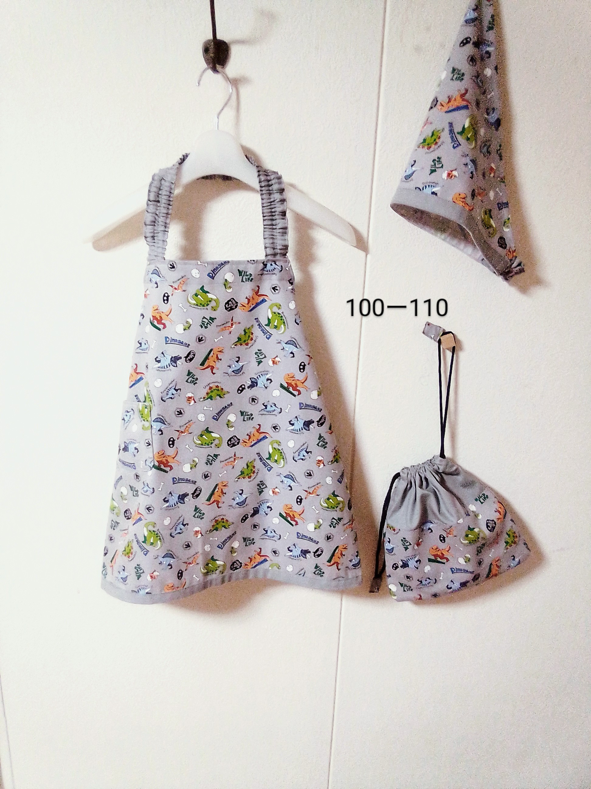 人気☆グレー☆110〜130cm相当☆恐竜図鑑☆簡単子供エプロン＆三角巾