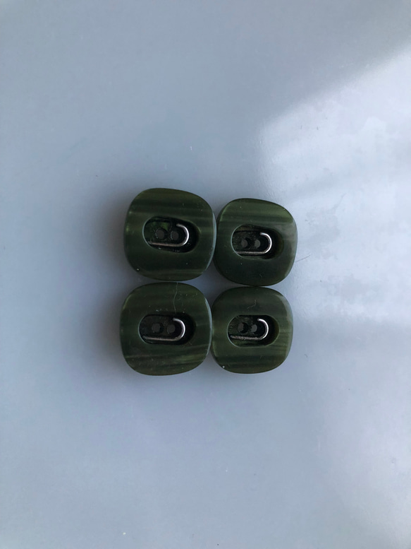 アンティーク ボタン 4個　ビンテージ 昭和 レトロ 個性的 ハンドメイド素材 日本製 ポップ アクセ グリーン　緑 3枚目の画像