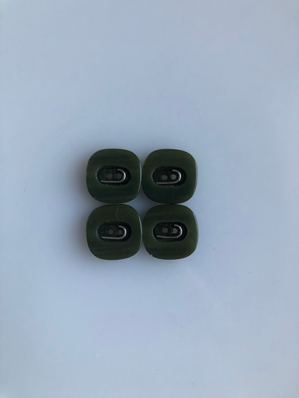 アンティーク ボタン 4個　ビンテージ 昭和 レトロ 個性的 ハンドメイド素材 日本製 ポップ アクセ グリーン　緑 1枚目の画像