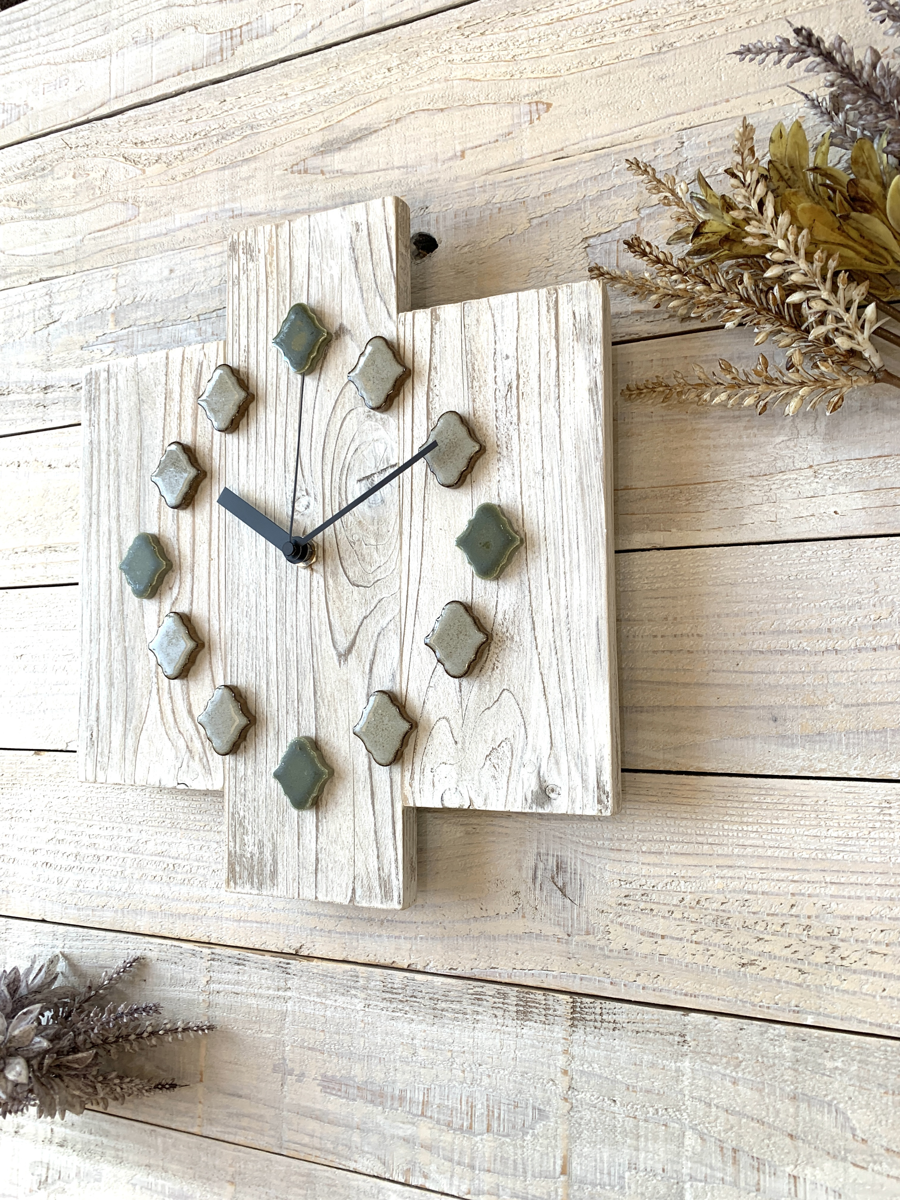 レトロなかわいさが魅力のランタンタイル掛け時計037