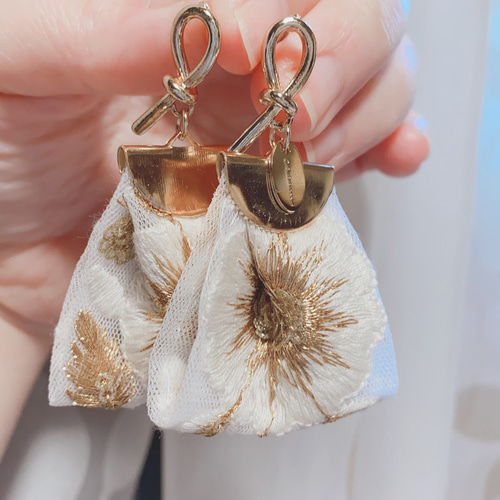 インド刺繍リボンピアス ピアス（スタッド・一粒） cream 通販