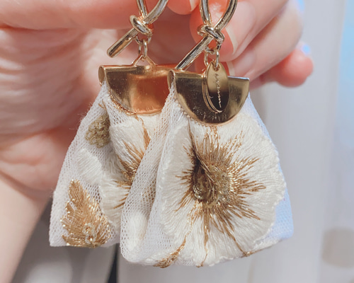 1667 新作*1点もの*シルバー花*インド刺繍リボン*じゃらじゃらピアス 1667 新作*1点もの*シルバー花*インド刺繍リボン*じゃらじゃらピアス